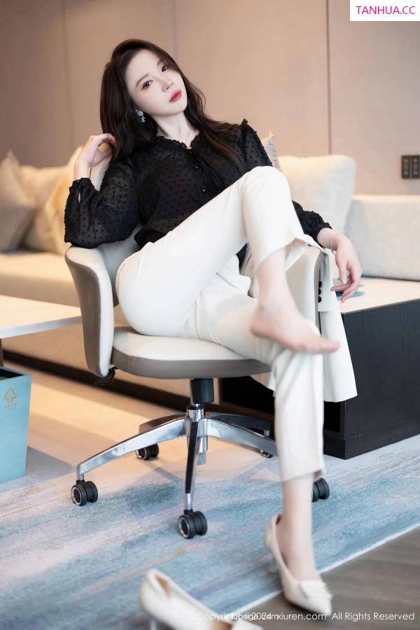 梦心玥  [XiuRen]高清写真图 2024.04.08 No.8354 梦心玥 丝袜美腿第29张图片